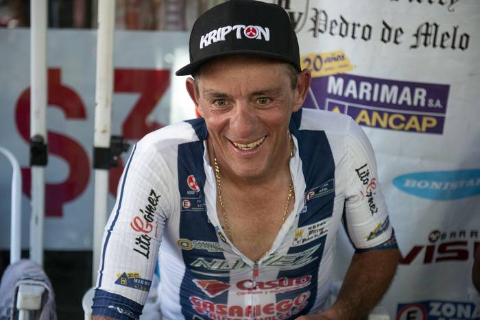 Jorge Giacinti, del club Cerro Largo, tras ganar la Vuelta Ciclista del Uruguay (09.04.2023). · Foto: Alessandro Maradei
