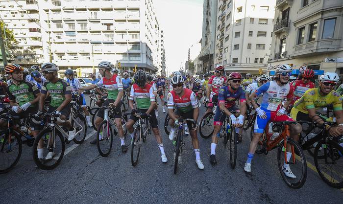 Largada simbólica de la Vuelta del Uruguay, el viernes en el centro de Montevideo. · Foto: Federico Gutiérrez