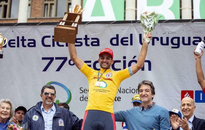 Agustín Alonso, del Club Ciclista Ciudad del Plata, este domingo, al final de la Vuelta Ciclista del Uruguay. · Foto: Alessandro Maradei