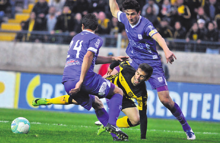 Gonzalo Maulella (i) y Andrés Lamas (d), de Defensor Sporting, y Diego Rossi, de Peñarol, el 8 de julio, en el Campeón del Siglo. Foto: Andrés Cuenca