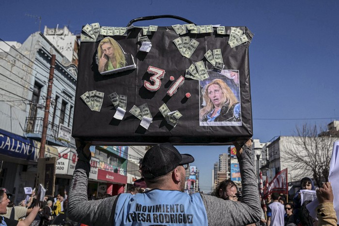 Movilización durante una caravana encabezada por el presidente argentino Javier Milei  y su hermana Karina, el 27 de agosto, en Lomas de Zamora, provincia de Buenos Aires, Argentina. · Foto: Juan Mambromata, AFP