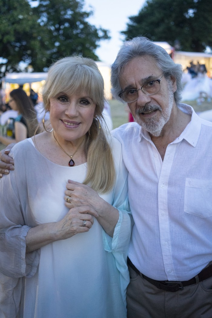 Washington Carrasco y Cristina Fernández, antes de recibir la medalla Delmira Agustini, el 18 de diciembre, en la feria Ideas +.  · Foto: Mariana Greif