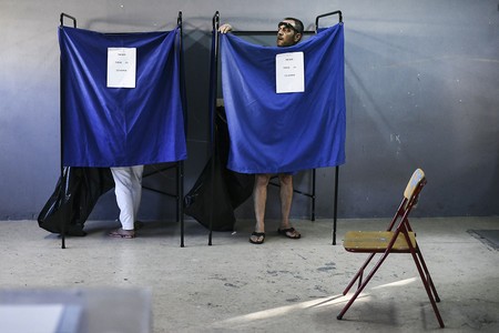 Personas votando en un circuito electoral durante las elecciones generales, el 7 de julio, en Atenas.
· Foto: Aris Messinis, AFP Personas votando en un circuito electoral durante las elecciones generales, el 7 de julio, en Atenas.
· Foto: Aris Messinis, AFP