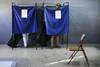 Personas votando en un circuito electoral durante las elecciones generales, el 7 de julio, en Atenas.
Personas votando en un circuito electoral durante las elecciones generales, el 7 de julio, en Atenas.