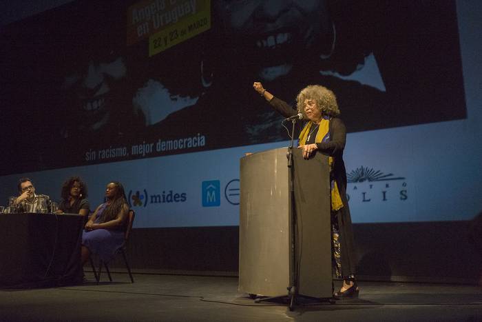 Angela Davis, hoy en el teatro Solis.
 · Foto: Mariana Greif