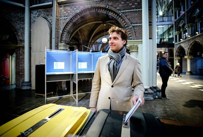 Thierry Baudet, líder del partido del Foro Euroescéptico para la Democracia, emite su voto para las elecciones provinciales y de las autoridades del agua de los Países Bajos, el 20 de marzo. · Foto: Robin Van Lonkhuijsen
