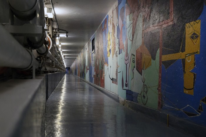 Mural Raíces de la paz de Carlos Paez Vilaro en el túnel subterráneo que comunica dos edificios de la
Organización de Estados Americanos en Washington.  · Foto: Alastair Pike / AFP
