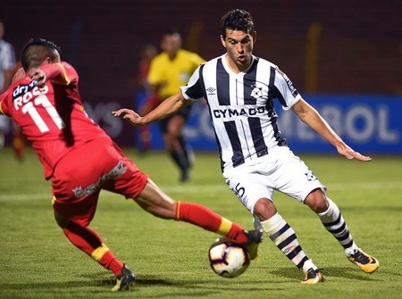 Lucas Morales de Wanderers y Carlos Ross de Sport Huancayo en el partido de hoy por la Copa Sudamericana, en el estadio Huancayo, en Perú.
Foto: Cris BOURONCLE / AFP · Foto: Cris Bouroncle Lucas Morales de Wanderers y Carlos Ross de Sport Huancayo en el partido de hoy por la Copa Sudamericana, en el estadio Huancayo, en Perú.
Foto: Cris BOURONCLE / AFP · Foto: Cris Bouroncle