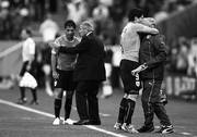 Luis Suárez junto a Walter Ferreira, kinesiólogo de la selección, durante el encuentro ante Inglaterra en el estadio Arena Corianthians de San Pablo (Brasil). / Foto: Sandro Pereyra