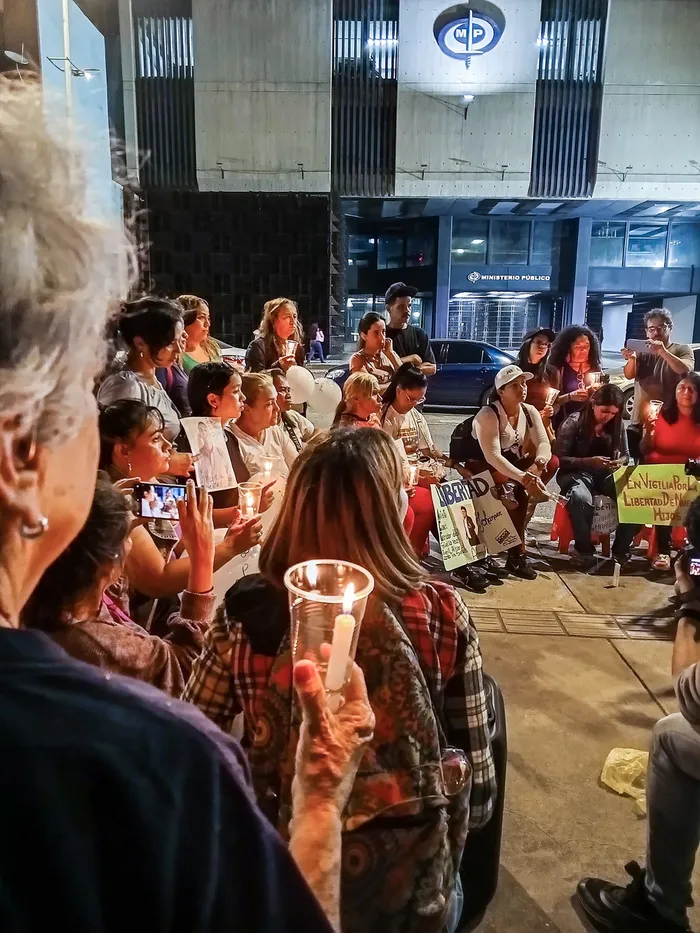 Vigilia de familiares de presos políticos frente al Ministerio Público, en Caracas, el 16 de julio de 2025. · Foto: Sergio González