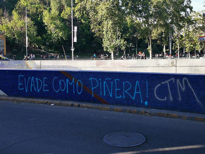 “Evade como Piñera”. Grafiti en la calle Carmen, frente al cerro Santa Lucía, en Santiago de Chile. 21 de octubre de 2019. Foto: Wikimedia Commons. 
