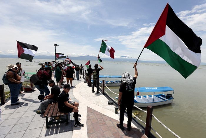 Acción en apoyo a la Flotilla Global Sumud, en el muelle de la laguna de Chapala, en Jalisco, México, el 7 de setiembre. · Foto: Ulises Ruiz, AFP