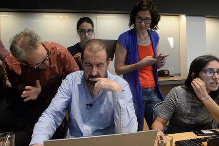 El procesamiento de datos la noche de las elecciones · Foto: Alessandro Maradei El procesamiento de datos la noche de las elecciones · Foto: Alessandro Maradei