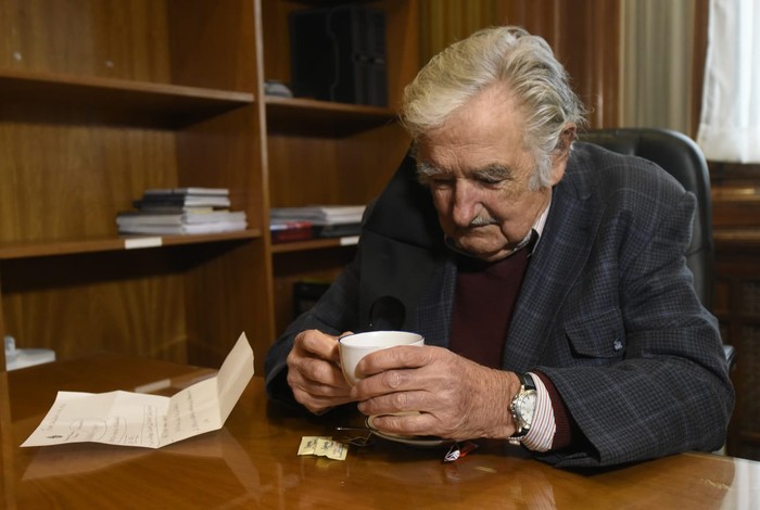 Foto principal del artículo 'Mujica renuncia al Senado: “Un buen dirigente es el que deja a gente que lo supera con ventaja”'