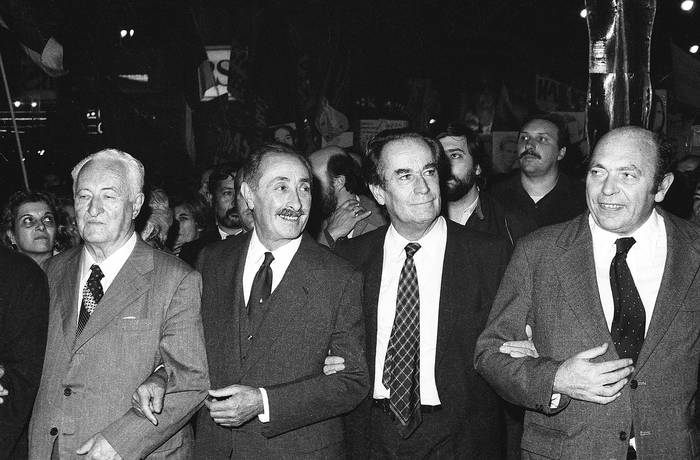 Juan José Crottogini, Líber Seregni, Wilson Ferrerira Aldunate y Alberto Zumarán, durante una marcha por el aniversario del golpe de Estado, el 27 de junio de 1985. 
 · Foto: Agencia Fotográfica Camaratres, CdF