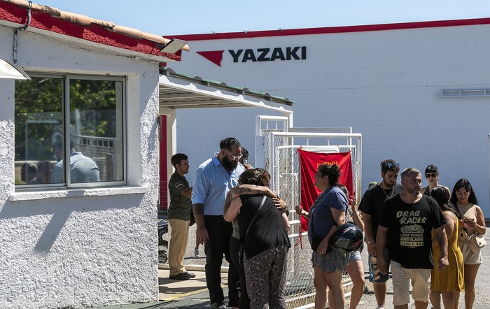 Asamblea en la planta de Yazaki ante el anuncio del cierre, este jueves, en Colonia del Sacramento. · Foto: Ignacio Dotti