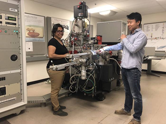 Ziliang Jin y Maitrayee Bose con el NanoSIMS de la Universidad Estatal de Arizona donde analizaron las muestras del asteroide. Foto: M. Bose, Asu
