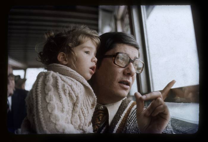 Serena Zitarrosa y su padre, Alfredo, en el Delta del Tigre, Buenos Aires, en 1976. 
Foto: Nancy Marino, Archivo Zitarrosa 