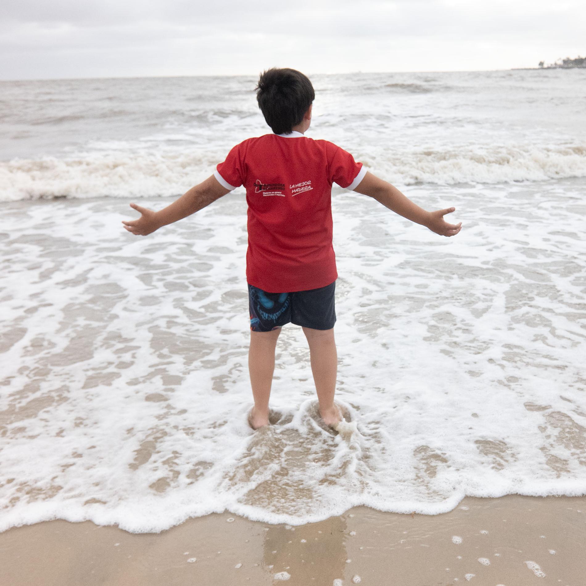 Niños de la Escuela 129 de Tacuarembó en la playa Ramírez, Montevideo. · Foto: Alessandro Maradei