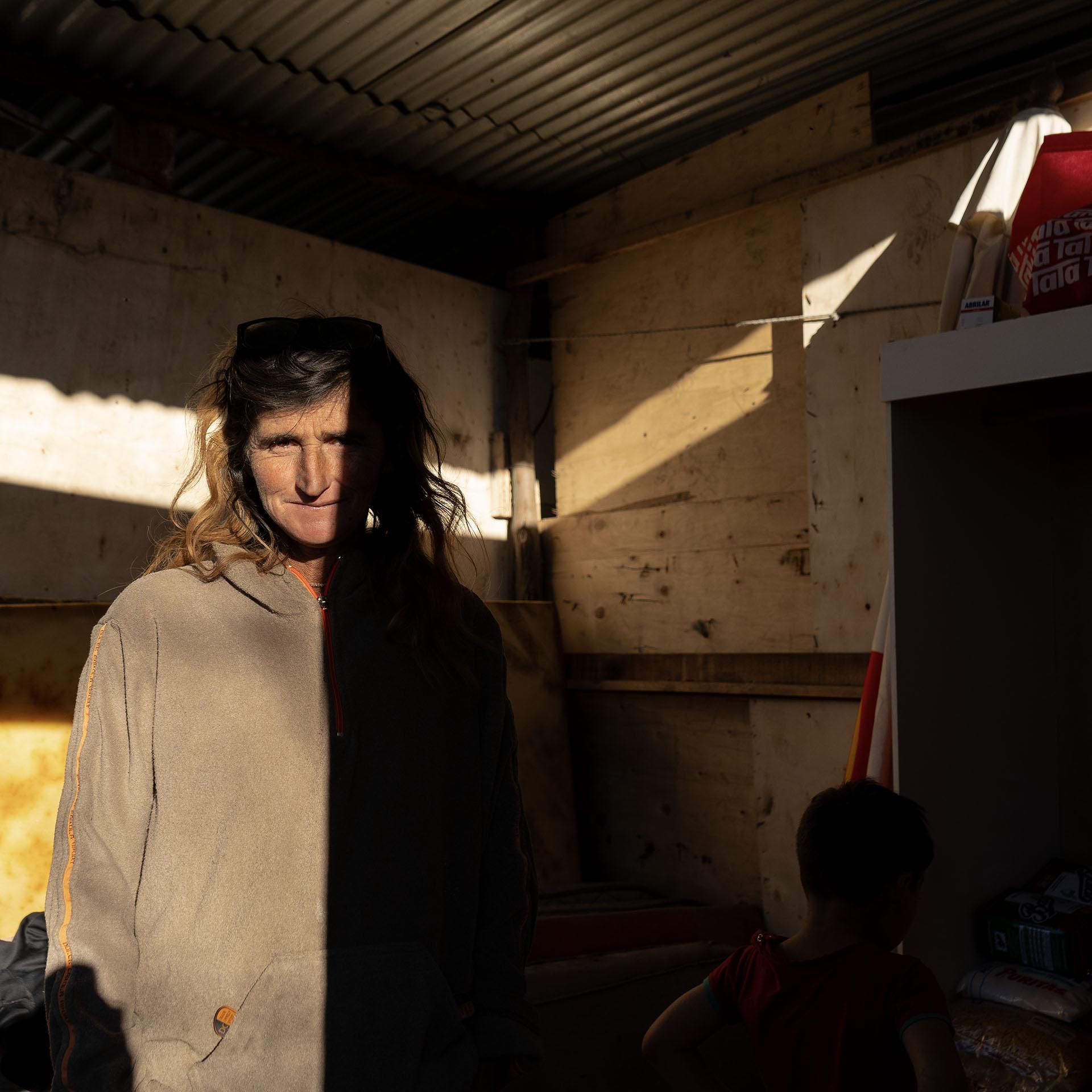 Estela en una nueva construcción, realizada con una donación de la Intendencia, donde pueden guardar alimentos y algunas pertenencias, el 4 de setiembre. · Foto: Natalia Rovira