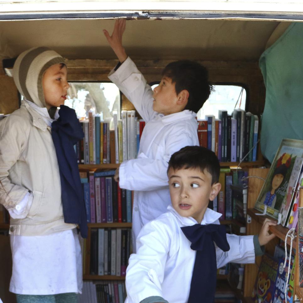 Niños de la escuela rural 25 en la ruta 1. · Foto: Marcelo Casacuberta