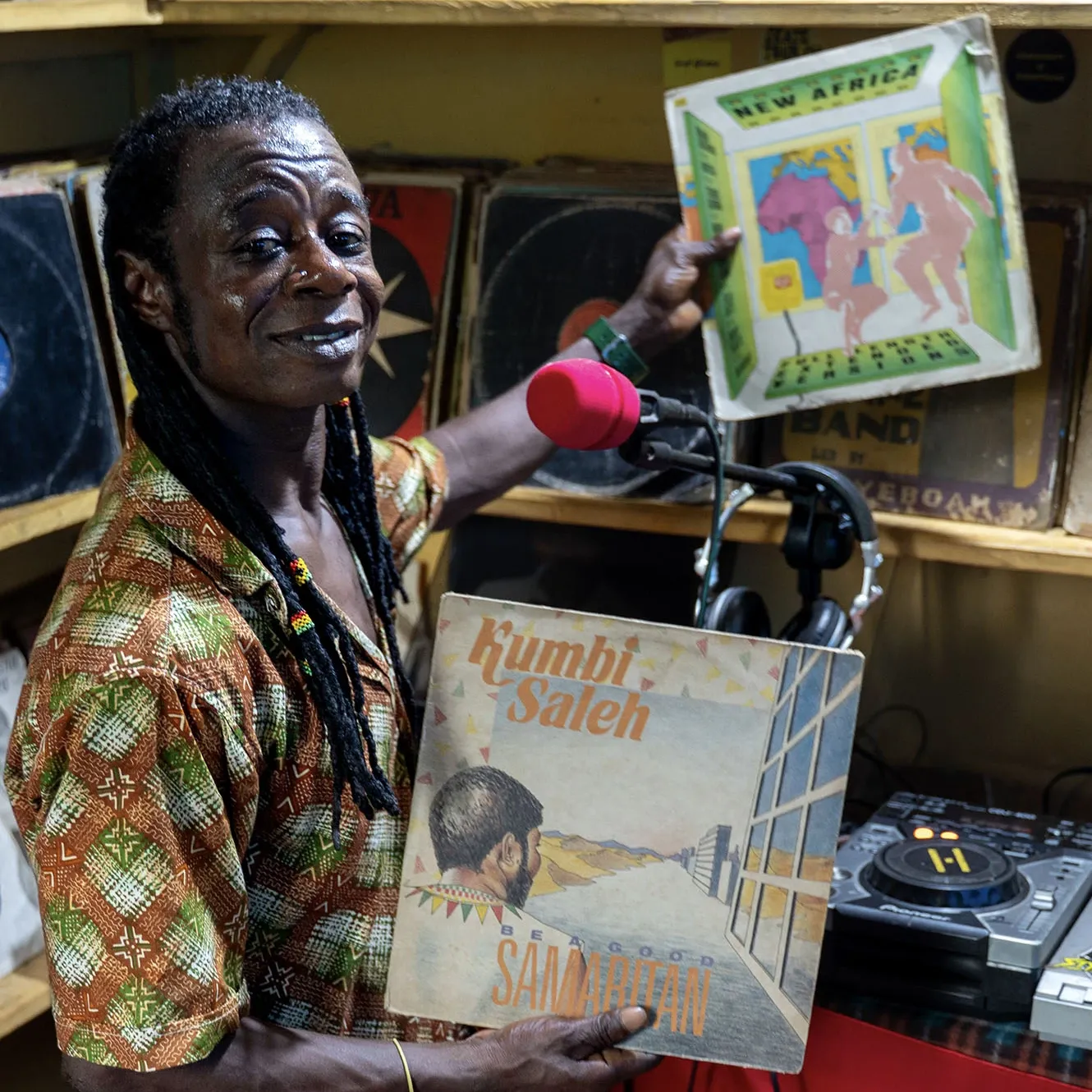 Comenzó hace cuatro años con 74 discos, ahora tiene más de 11.000, principalmente de hi-life ghanés, pero también de ritmos de otras partes de África y el mundo. · Foto: Franca Levin