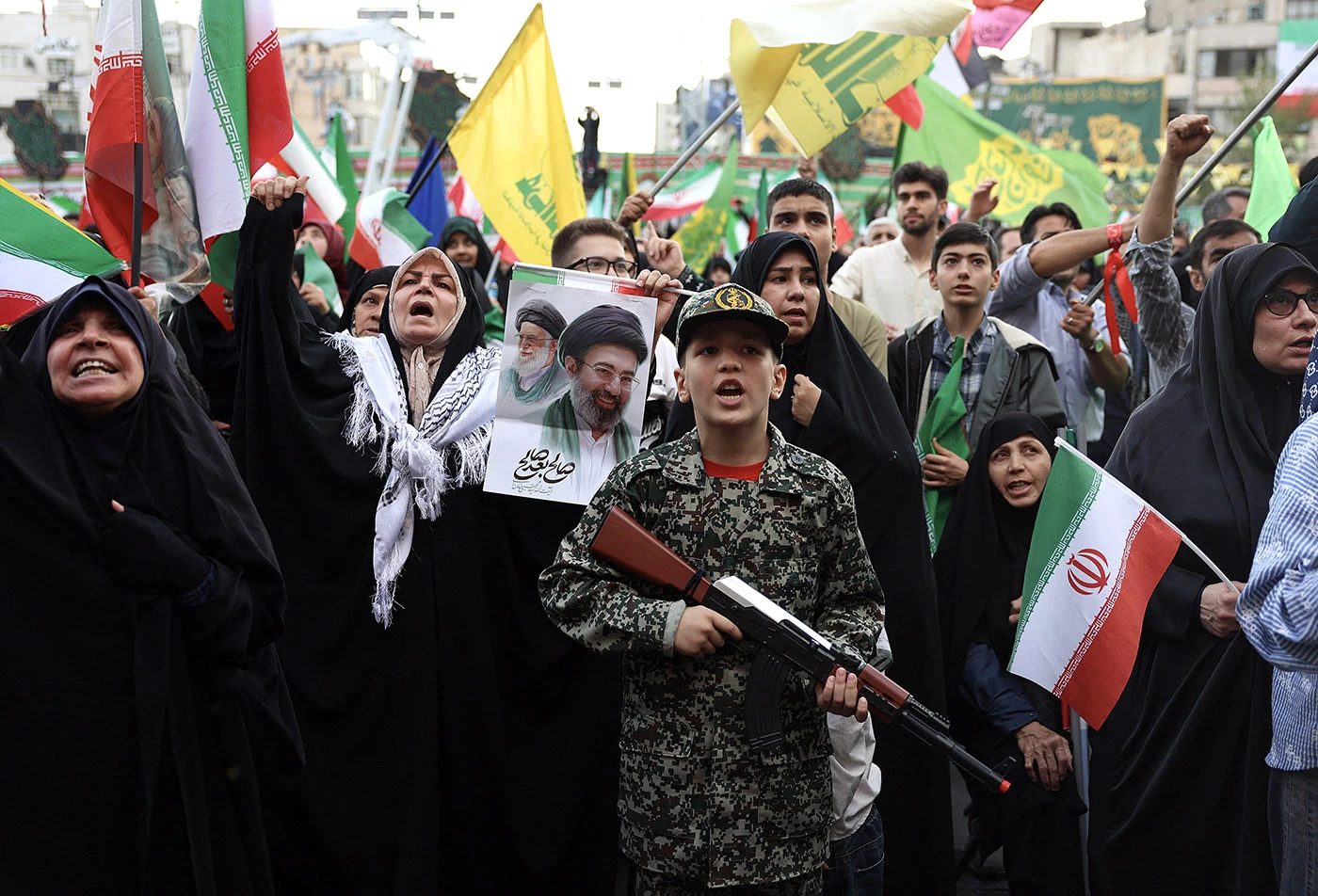 De los turbantes a los uniformes militares: quién manda en Irán y por qué Trump se equivoca