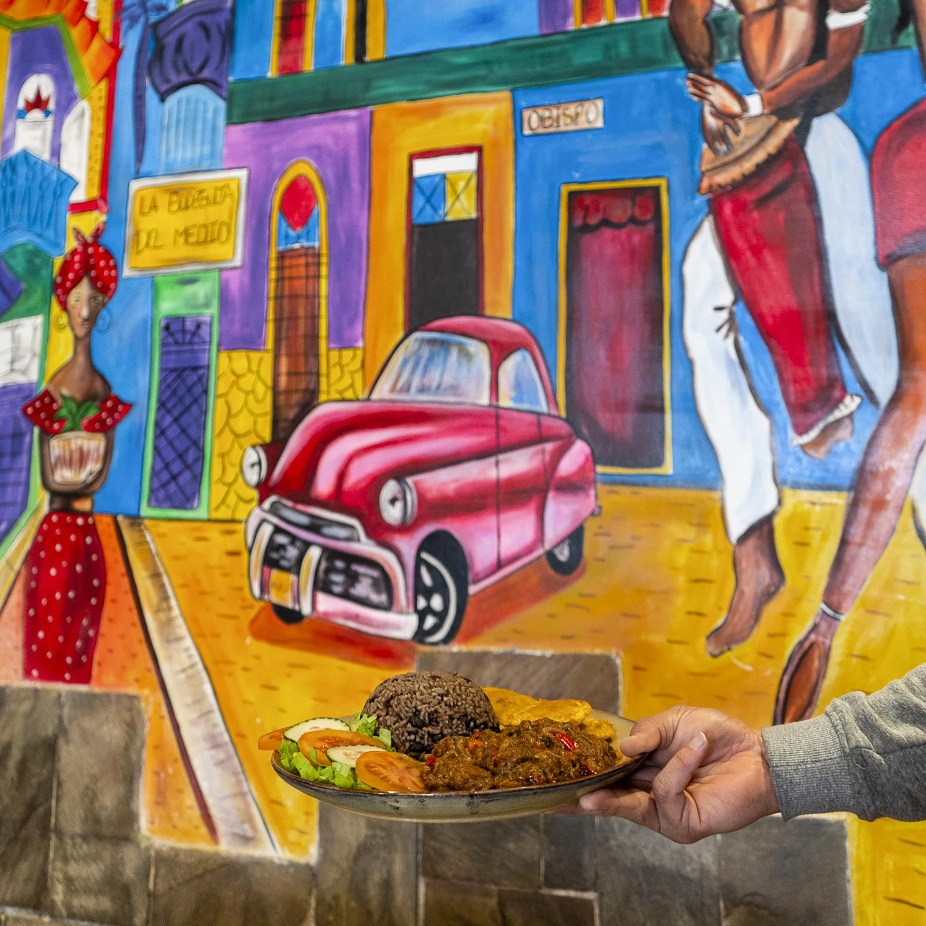 Plato de ropa vieja en el bar La Comida de Mamá, en el barrio La Blanqueada. · Foto: Natalia Rovira