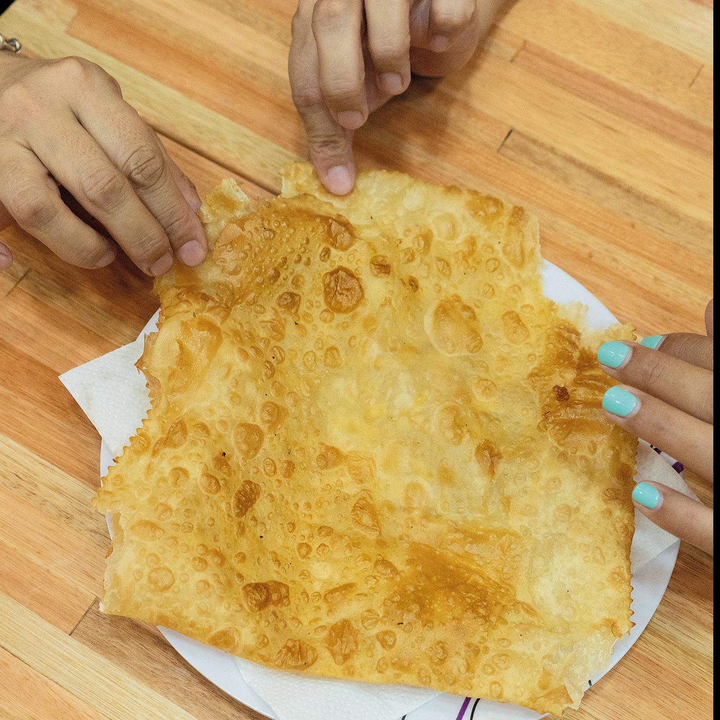 Pastel boliviano durante la primera parada, en Desayuno Aarón. · Foto: Anita Pouchard Serra