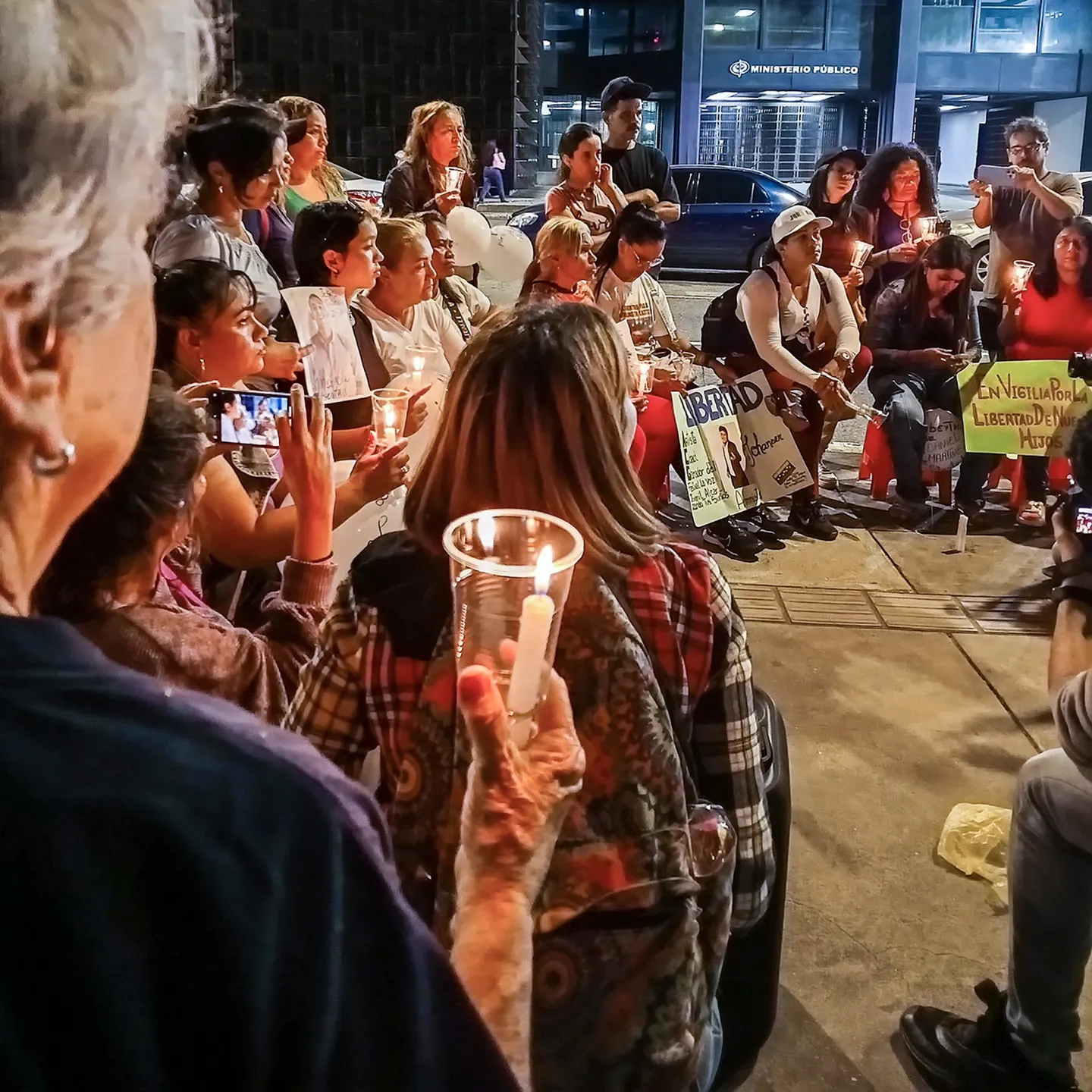 Vigilia de familiares de presos políticos frente al Ministerio Público, en Caracas, el 16 de julio de 2025. · Foto: Sergio González